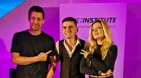 המנטליסט הצעיר נבו אבוטבול לצד מנהלי המכון סיון כהן ודובי פרנסס, צילום: באדיבות שרית ולורנס